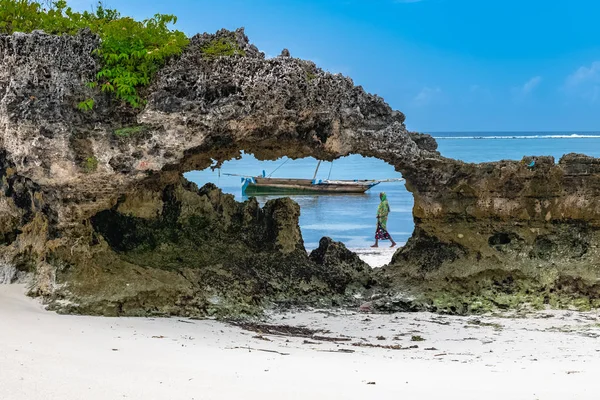 Zanzibar Tanzanie Července 2019 Nádherná Pláž Bílým Pískem Typická Rybářská — Stock fotografie