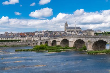 Fransa'da Blois, saint-nicolas kilise ve eski bir köprü altında nehir Loire ile şehrin panorama