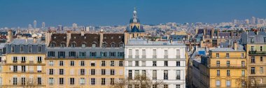 Paris, ile Saint-Louis quai de Bethune görünümü, arka planda Saint-Paul kilise ile çatıların panoraması