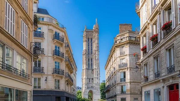 Paris, güzel bina Rue Nicolas-Flamel, tipik Parisli cepheleri ve pencereleri, arka planda Saint-Jacques Kulesi ile 