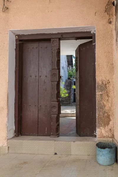 ザンジバル島のストーンタウンの古い木製のドア 歴史的中心部 — ストック写真