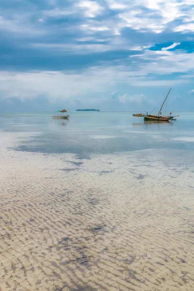 Zanzibar Tanzanii Krásná Pláž Bílým Pískem Typická Rybářská Loď — Stock fotografie