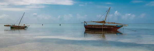 Zanzibar Tanzânia Bela Praia Com Areia Branca Barco Pesca Típico — Fotografia de Stock