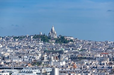 Paris, şehir panoraması, tipik çatılar ve binalar, Montmartre ve arka planda Sacre-Choeur bazilikasıyla