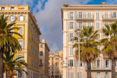 Nice, Fransa, renkli cephe, tipik pencereler ve kepenkler ile 