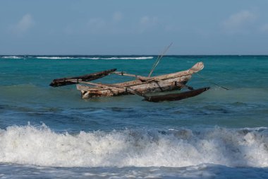 Zanzibar Tanzanya, dalgalar ile güzel bir plajda tipik balıkçı teknesi