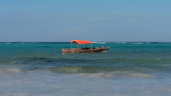 Занзибар Танзании Типичная Рыбацкая Лодка Красивом Пляже Волнами — стоковое фото