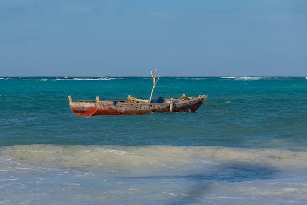 Zanzibar Tanzania Barcă Tipică Pescuit Plajă Frumoasă Valuri — Fotografie, imagine de stoc