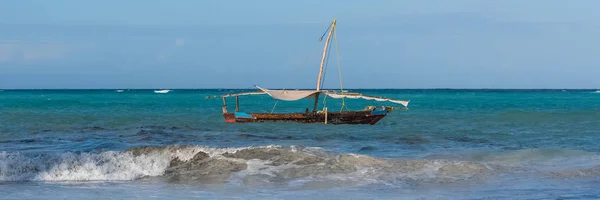 Zanzibar Tanzânia Barco Pesca Típico Uma Bela Praia Com Ondas — Fotografia de Stock
