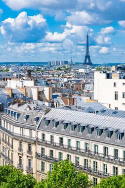 Paris, tipik çatılar, arka planda Eyfel Kulesi ile havadan görünümü ve Grand Palais