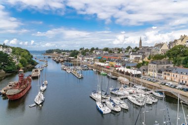 Doarnenez, Brittany liman Rhu, modern ve eski gemilerile liman güzel hava görünümü