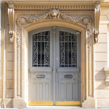 Paris, renkli ahşap kapı, Marais tipik kapı