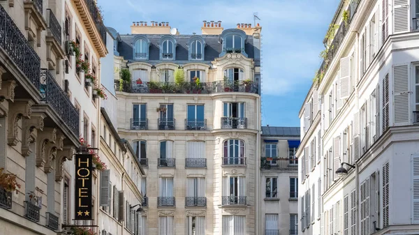 迷人的街道和建筑物 典型的巴黎门面在马莱 — 图库照片