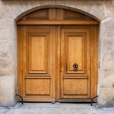 Paris, güzel ahşap kapı, Marais tipik pencere