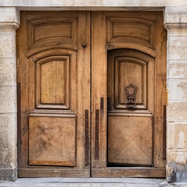 Paris, güzel ahşap kapı, Marais tipik pencere
