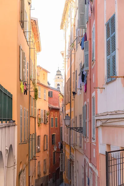 Ницца Франция Красочный Фасад Типичными Окнами Ставнями Очаровательной Улице — стоковое фото