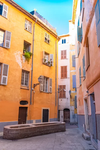 Ницца Франция Красочный Фасад Типичными Окнами Ставнями Очаровательной Улице — стоковое фото