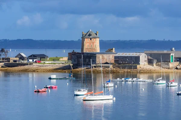 Camaret-sur-Mer, limandaki Vauban kulesi, Brittany'de güzel bir Fransız şehrinde