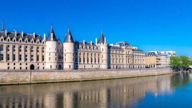 Paris, Conciergerie ile Cit 'in üzerindeki Seine manzarası, güzel bir Fransız anıtı.
