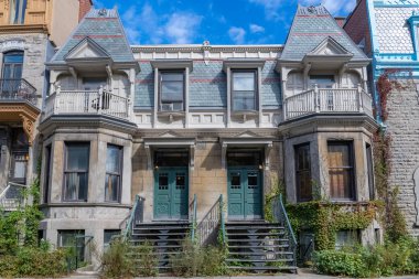 Montreal, Mont-Royal bölgesinde dış merdiveni olan tipik bir Victoria evi.