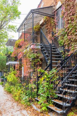 Montreal, Mont-Royal bölgesinde dış merdiveni olan tipik bir Victoria evi.