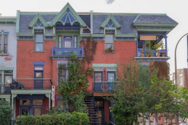 Montreal, Mont-Royal bölgesinde dış merdiveni olan tipik bir Victoria evi.