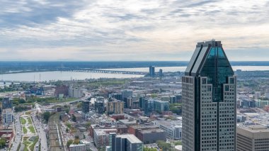 Kanada 'da Montreal, en yüksek gökdeleni ve Saint-Laurent nehri olan hava manzarası
