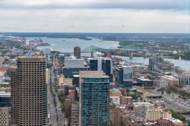 Kanada 'da Montreal, modern gökyüzü manzaralı ve Saint-Laurent nehri