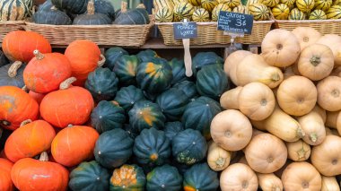 Montreal, Jean-Talon pazarında bir markette kabak, tereyağı ve düğün çiçeği.