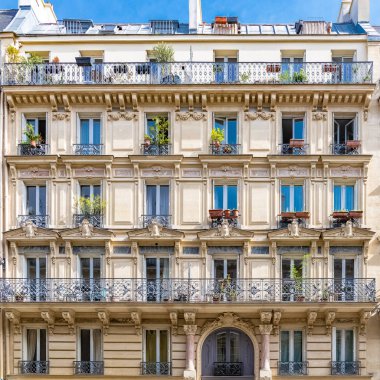 Paris, şık bir alanda Paris cephesi, tipik balkon ve pencereler.