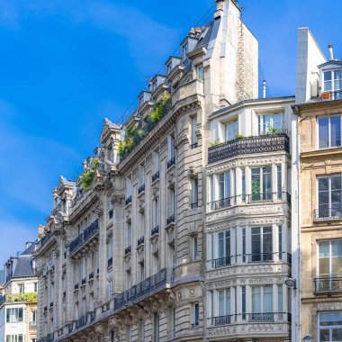 Paris, şık bir alanda güzel bir cephe, tipik balkon ve pencereler.