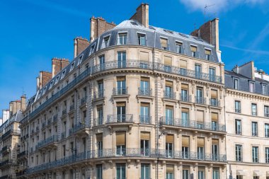 Paris, şık bir alanda Paris cephesi, tipik balkon ve pencereler.