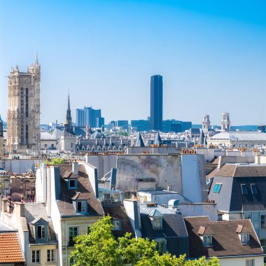 Paris, tipik çatılar, güzel binalar, Saint-Jacques kulesi ve Montparnasse kulesi manzarası.