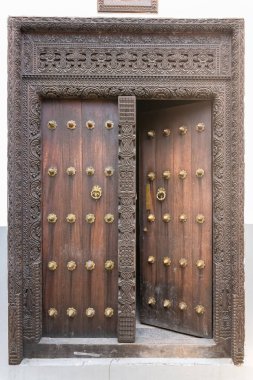 Zanzibar Adası 'nda Stone Town eski ahşap kapı, tarihi merkezinde