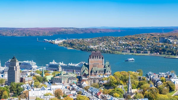 Quebec City, şehrin manzarası, arka planda Saint-Laurent nehri.