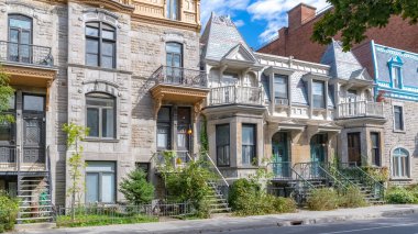 Montreal, sonbaharda Mont-Royal Platosu 'nda dış merdiveni olan tipik Victoria evi.