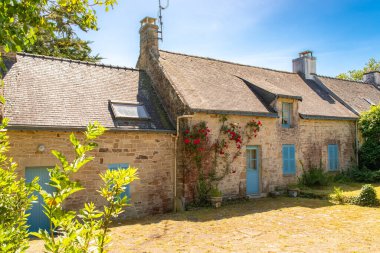 Brittany, Morbihan Körfezi 'ndeki Ile aux Moines adası, tahta çatılı güzel bir ev.