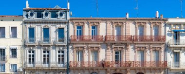 Ste in France, tipik renkli cepheler rıhtımda