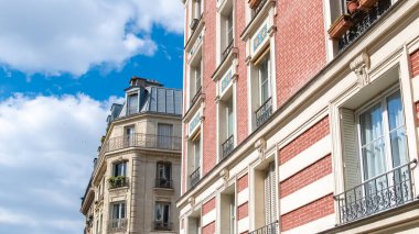 Paris, Montmartre 'de güzel bir bina, tipik dış görünüşü olan.