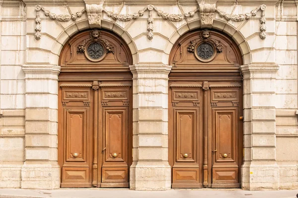 Lyon Dos Viejas Puertas Madera Edificio Típico Sur Francia —  Fotos de Stock