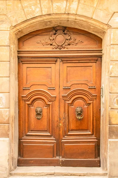 Avignon, eski ahşap bir kapı, Fransa 'nın güneyinde tipik bir bina.