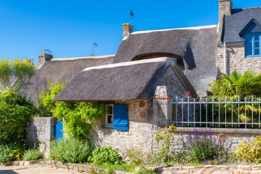 Brittany, Morbihan körfezindeki Ile aux Moines adası, tipik bir sazdan kulübe. 