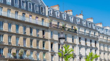 Paris, tipik cepheler ve caddeler, Montmartre yakınlarında güzel binalar