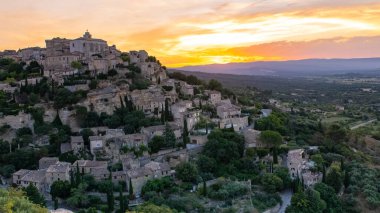 Provence 'de Goult, dağda tünemiş güzel bir köy.