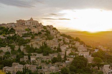 Provence 'de Goult, dağda tünemiş güzel bir köy.