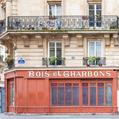 Paris, Fransa, 16 Mart 2020, Montmartre yakınlarındaki antika mağazası.