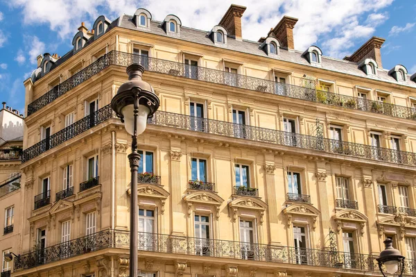 Paris, tipik cepheler ve caddeler, güzel antik binalar Saint-Georges
