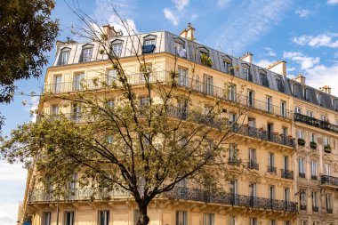 Paris, tipik cephe ve pencereler, güzel apartman, Reaumur.