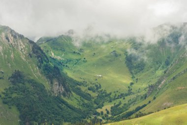 Fransa 'daki Alpler dağları, ilkbaharda güzel bir manzara.