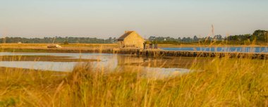 Morbihan Körfezi 'ndeki Arz Adası, gelgit değirmeni, panorama.